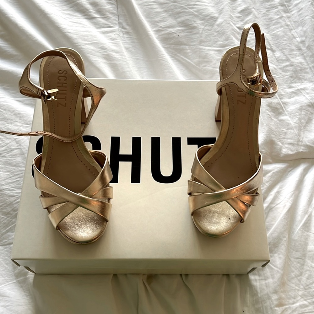 Schultz Keefa sandal in metallic gold in size 5B
